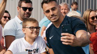 El rosarino Juan Imhoff junto a las personas que fueron a alentar al equipo.