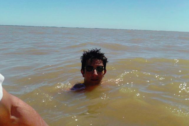 Cruzó el Río de la Plata a nado por una causa solidaria y la gente no le cumplió