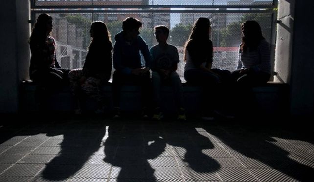 malestar. Chicos en los pasillos de una escuela secundaria