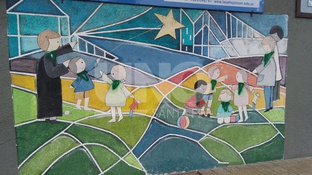 Vandalismo: pintaron pañuelos verdes en un mural del Colegio La Salle