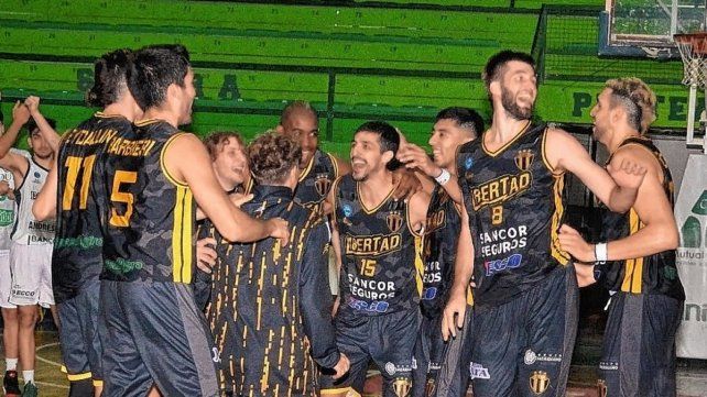 Libertad corrió de atrás y sobre el final superó a Barrio Parque este martes para dejar 2-1 la serie en Liga Argentina.