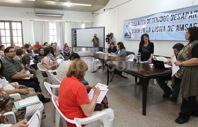 Los docentes aún están votando en las escuelas si aceptan o no el aumento que propone el gobierno.