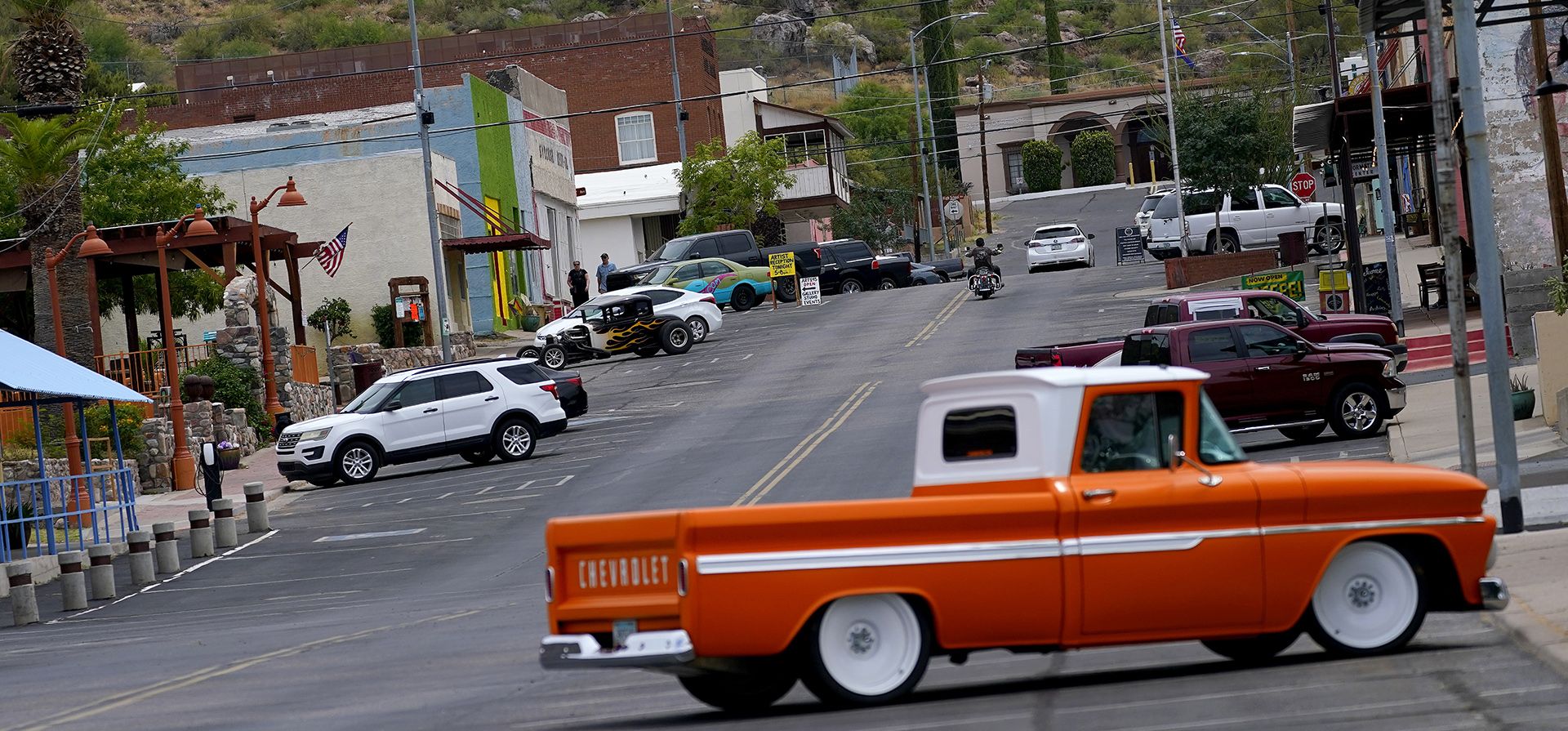 Una vista de Main Street, en Superior, Arizona. La histórica ciudad minera en el centro de Arizona es objeto de un tire y afloje entre los lugareños que quieren que se desarrolle una mina de cobre cerca para beneficio económico y los grupos nativos americanos que dicen que el la tierra necesaria para la minería es sagrada y debe protegerse. (Foto AP/Matt York) Una vista de Main Street, en Superior, Arizona. La histórica ciudad minera en el centro de Arizona es objeto de un tire y afloje entre los lugareños que quieren que se desarrolle una mina de cobre cerca para beneficio económico y los grupos nativos americanos que dicen que el la tierra necesaria para la minería es sagrada y debe protegerse. (Foto AP/Matt York)