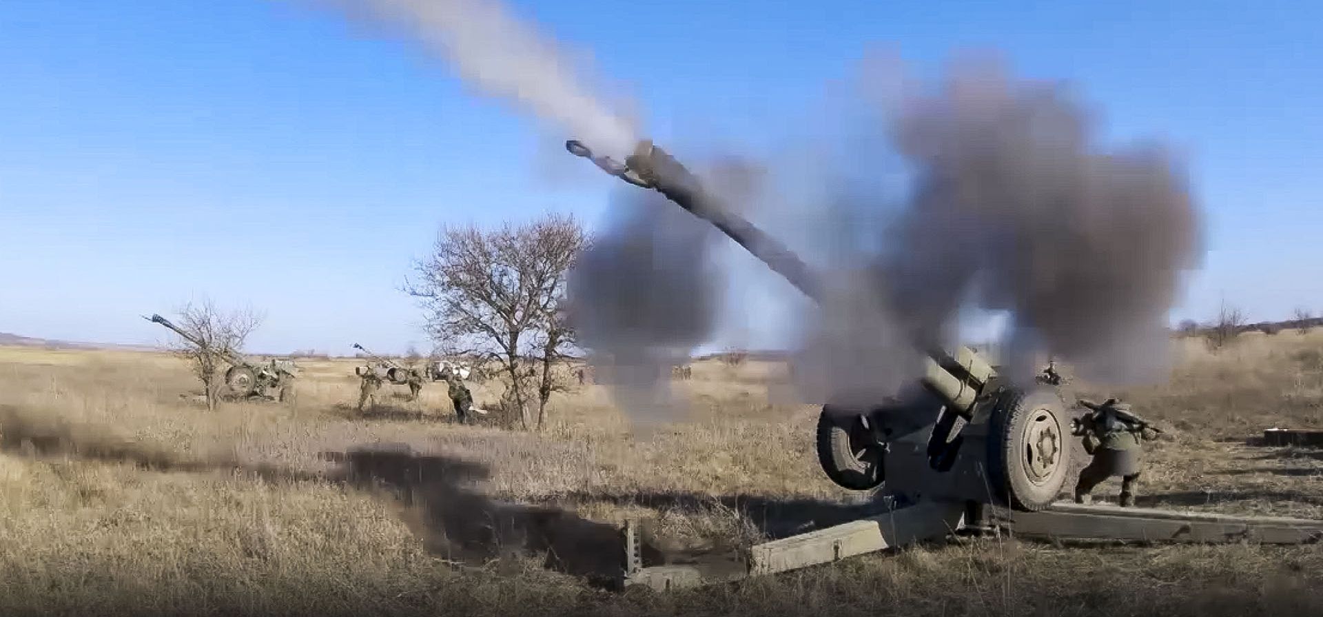 Captura de video publicado por el Servicio de Prensa del Ministerio de Defensa de Rusia, el viernes 3 de febrero de 2023, los obuses D-30 de 122 mm del ejército ruso disparan contra las tropas ucranianas en un lugar no revelado. (Servicio de prensa del Ministerio de Defensa de Rusia vía AP)