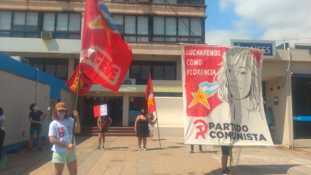 Manifestantes del Partido Comunista mostraron su indignación frente a los Tribunales de San Jorge por el rechazo del juez