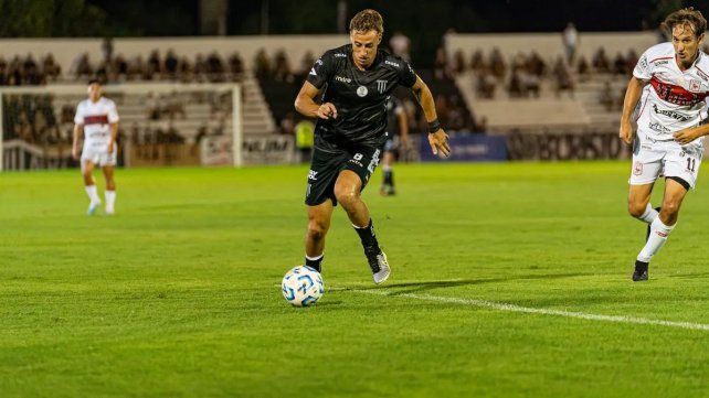 El volante central Matías Muñoz, también a un paso de jugar en Colón