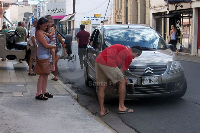Un auto casi ingresa al interior de un negocio en pleno centro santafesino