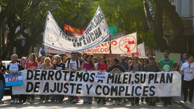 Rosario marchó contra el ajuste de Milei y sus cómplices