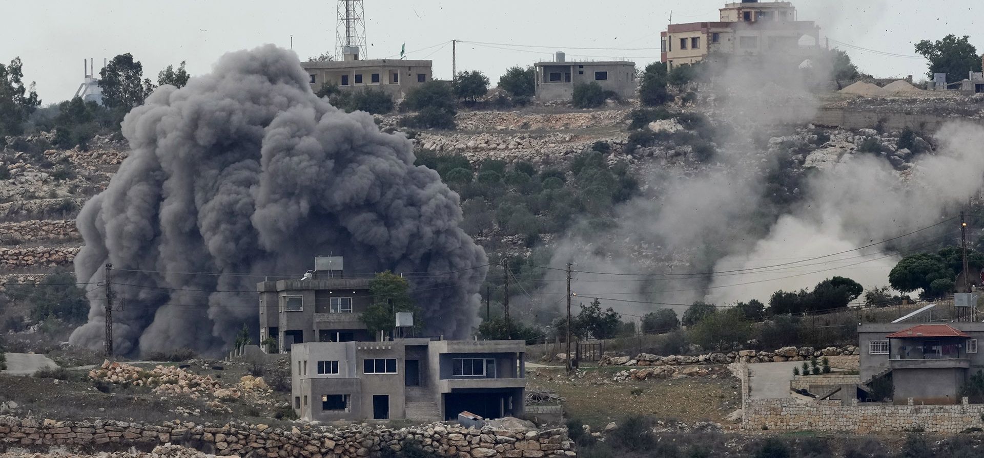 Humo negro se eleva desde un ataque aéreo israelí en las afueras de Aita al-Shaab, una aldea fronteriza libanesa con Israel, como se ve desde la aldea de Rmeish, en el sur del Líbano, el lunes 13 de noviembre de 2023. (Foto AP/Hussein Malla) Humo negro se eleva desde un ataque aéreo israelí en las afueras de Aita al-Shaab, una aldea fronteriza libanesa con Israel, como se ve desde la aldea de Rmeish, en el sur del Líbano, el lunes 13 de noviembre de 2023. (Foto AP/Hussein Malla)