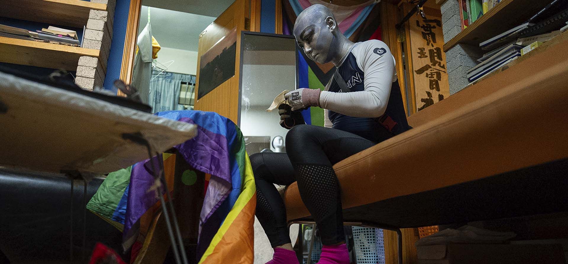 La artista de performance Holok Chen reunió a varios colegas de la comunidad queer para bordar una bandera arcoíris en Hong Kong, el miércoles 10 de septiembre de 2025. (Foto AP/Chan Long Hei) La artista de performance Holok Chen reunió a varios colegas de la comunidad queer para bordar una bandera arcoíris en Hong Kong, el miércoles 10 de septiembre de 2025. (Foto AP/Chan Long Hei)