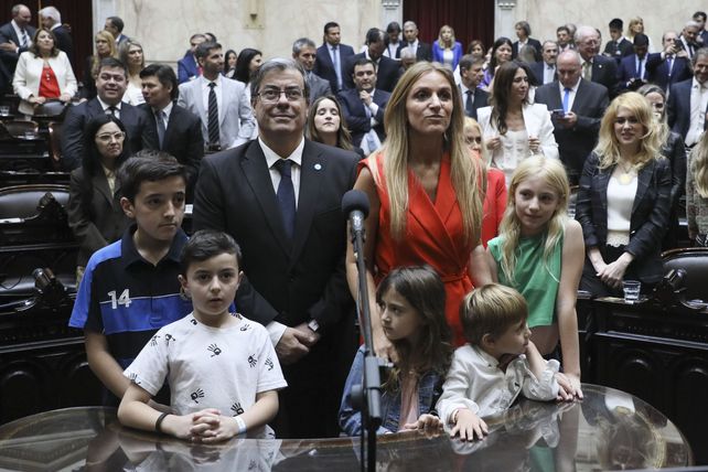 Germán Martínez y Florencia Carignano: dos diputados y cinco hijos para siempre en el retrato