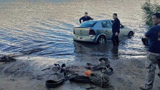 Colón: un auto robado apareció sumergido en el río Uruguay