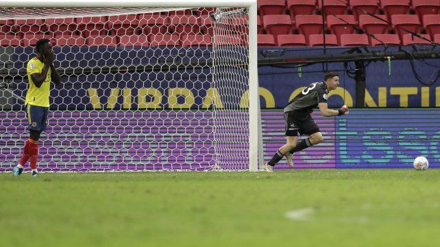 Emiliano Martínez ya contuvo el penal de Davinson Sanchez y sale a festejar. Foto AP Eraldo Peres.