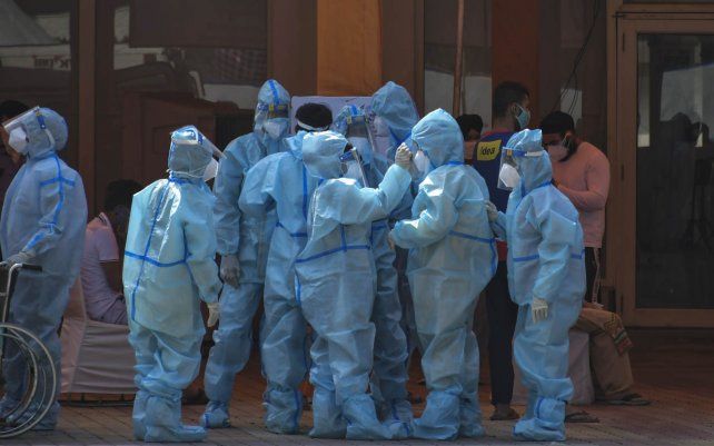 Trabajadores de la salud y voluntarios esperan recibir a los pacientes fuera de un hospital que se instaló en un Sikh Gurdwara, en Nueva Delhi, India. Los casos de covid-19 en el país están aumentando en cifras récord.