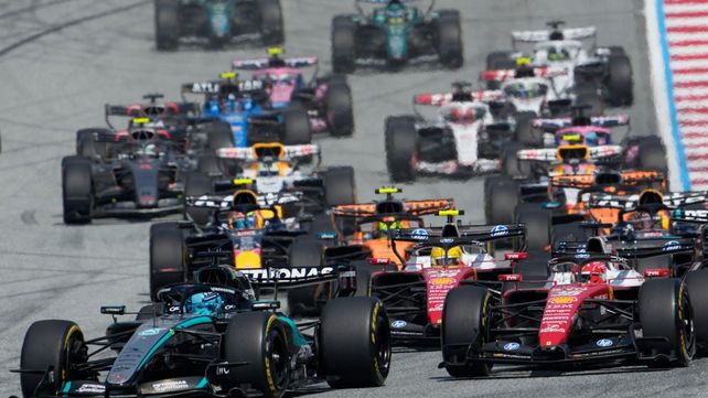Russell pica en punta en Austria y así llegaría al final. En el fondo se ve a Franco Colapinto