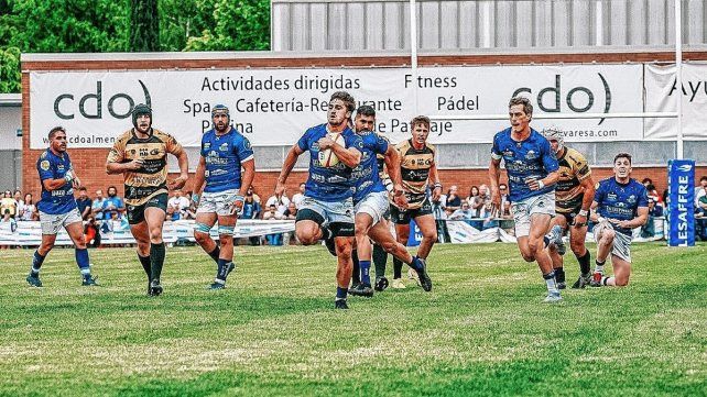 Martiniano Cian corre con la pelota en la finalísima del rugby español.