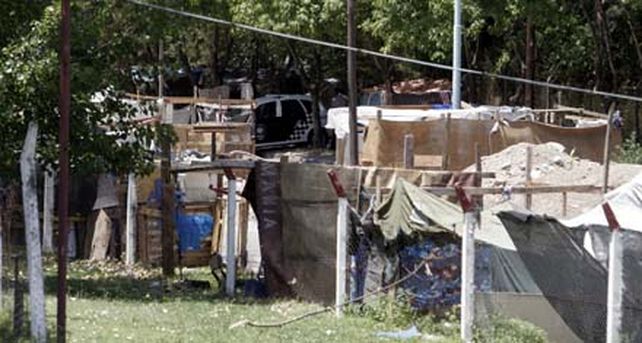 Al menos tres gendarmes heridos a tiros en un conato de toma en Lan&uacute;s