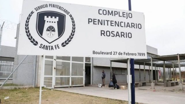 El Complejo Penitenciario de 27 de Febrero al 7800. Anoche se escucharon disparos de arma de fuego frente a uno de los portones. 