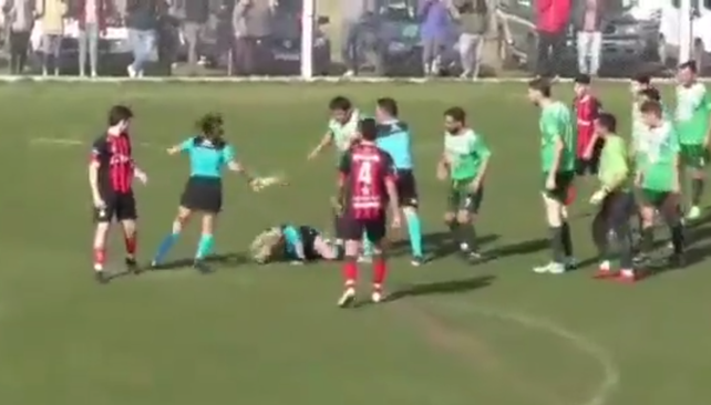 Video: brutal agresión de un jugador a una árbitra en un partido de fútbol regional