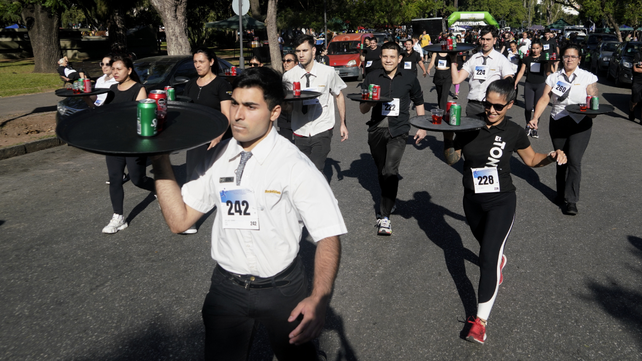 Casi 90 mozos y camareras participaron de la carrera