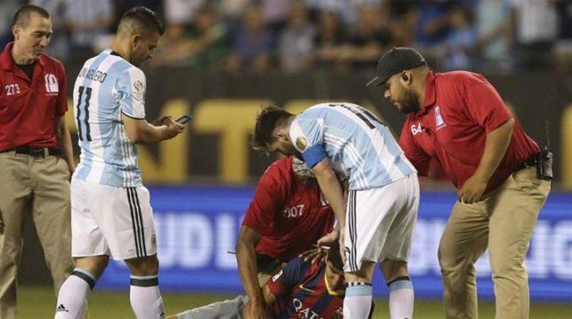 ¡Son cracks! El Kun le robó el celular a un fan, pero le dio algo mucho mejor