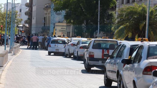 Taxistas de Paraná cortan calles para poder aumentar tarifa