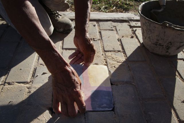 Colocaron baldosas realizadas por vecinos en la Plaza de la Primera Infancia