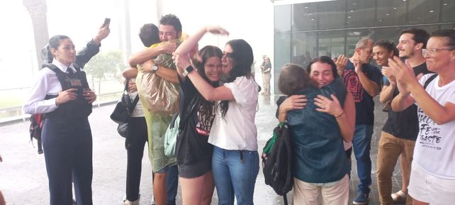 Los emocionados abrazos que llegaron tras el final del juicio.