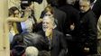aliviado.&nbsp; El ex ministro de Planificación recibe el saludo de sus  colegas de bancada. En su defensa, acusó al gobierno de querer  lincharlo.
