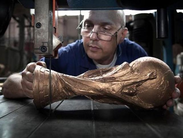 Así se fabrica la Copa del Mundo