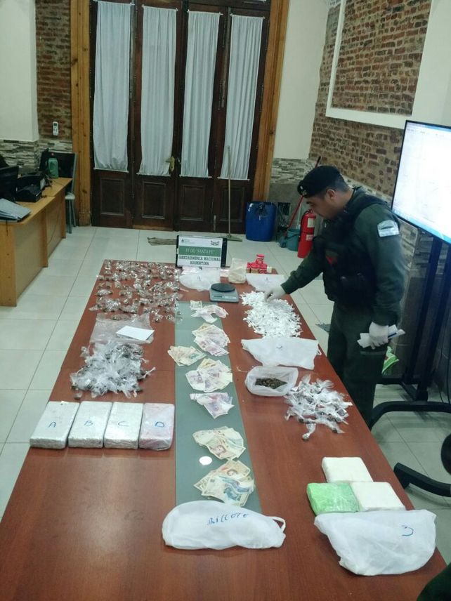 Gendarmería decomisó en Santa Fe cocaína, marihuana, sustancia de corte y dinero en efectivo Gendarmería decomisó en Santa Fe cocaína, marihuana, sustancia de corte y dinero en efectivo