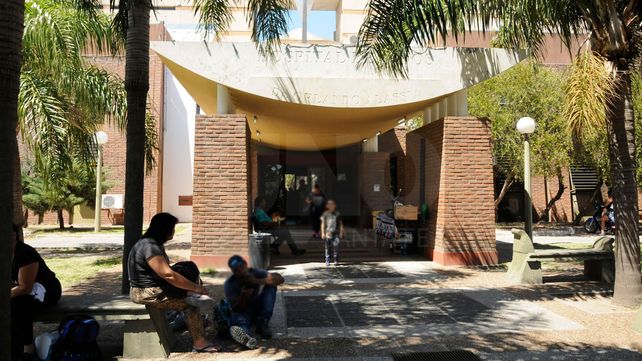 Hospital Alassia: le sacó el respirador a su hijo internado, se lo llevó a la fuerza y la detuvieron