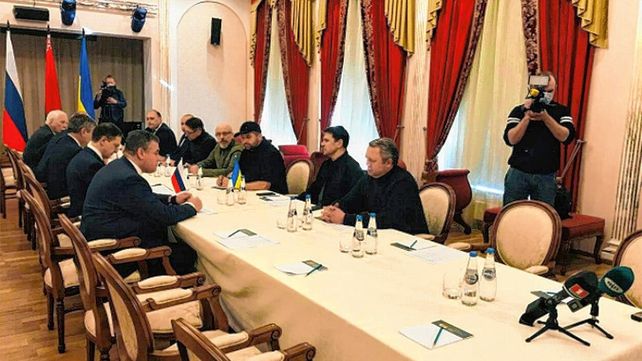 En tierras de Bielorrusia se reúnen las comitivas de Ucrania y Rusia para negociar