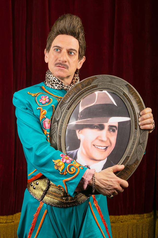 Alejandro Viola como Chino Amado.