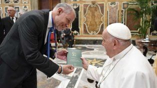 El rector de la UNER estuvo con el Papa: qué libro le regaló