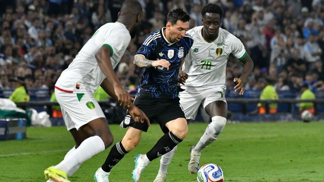 Lionel Messi trata de avanzar entre dos defensores de Mauritania. El capitán de Argentina pasó desapercibido en el segundo tiempo