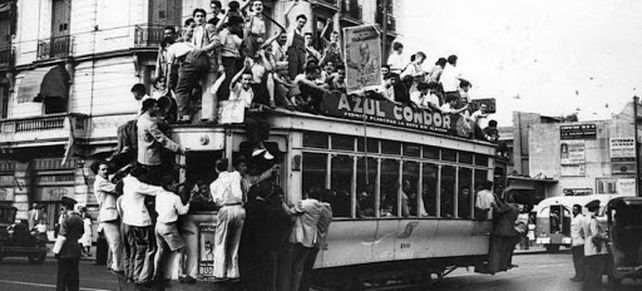 Día de la lealtad: trabajadores arriban a la Plaza de Mayo en un tranvía. 