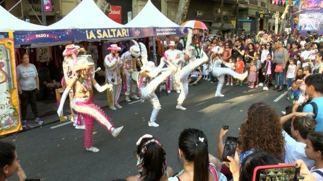 El cierre de un carnaval porteño en avenida de Mayo (Télam).