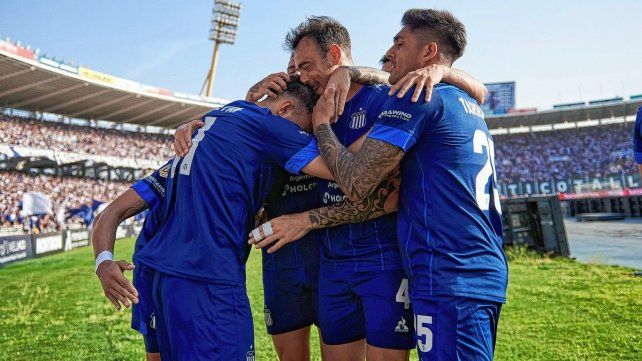 Racing perdió ante Talleres con un jugador más y se alejó de los líderes