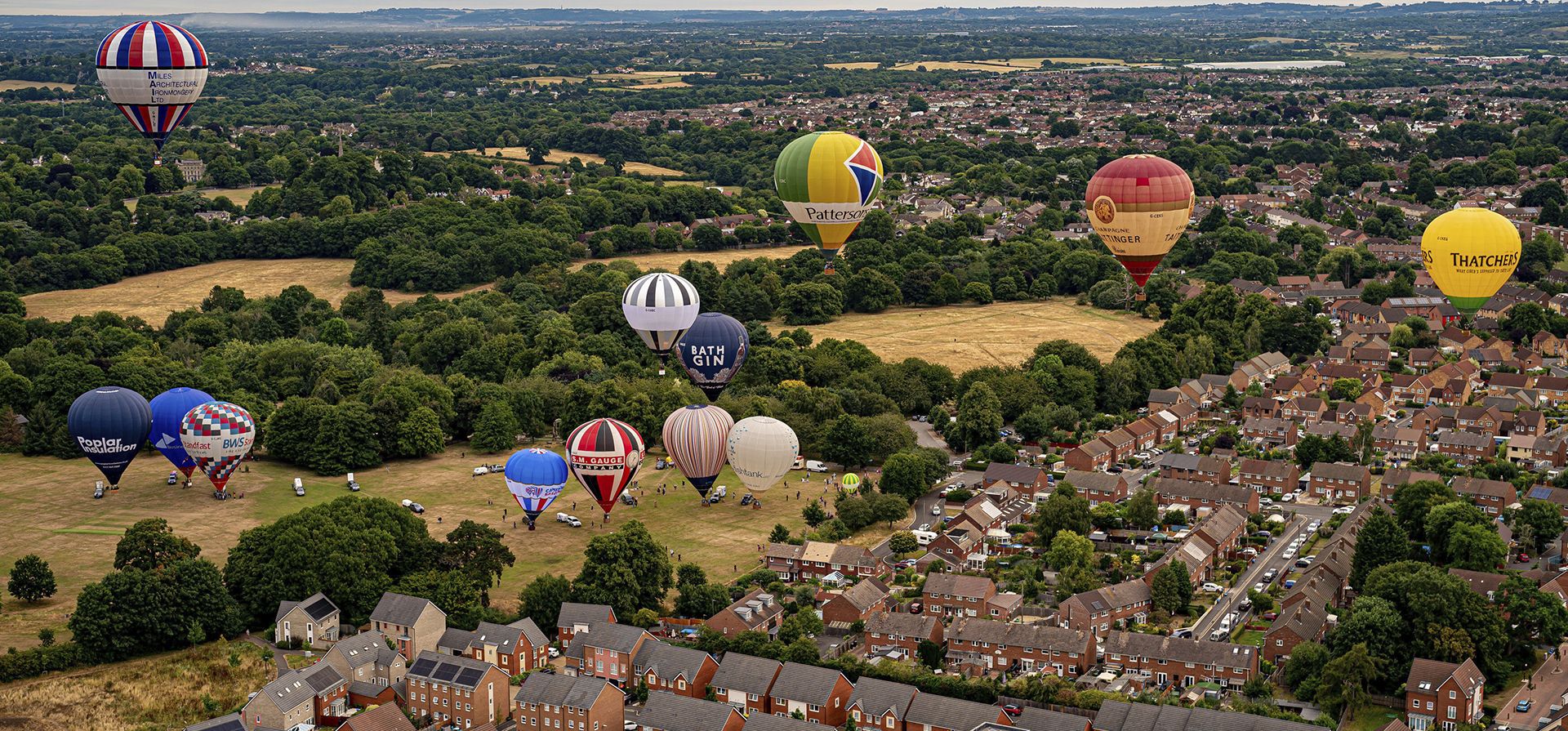 Globos aerostáticos sobrevuelan Bristol, antes de la Fiesta Internacional de Globos Aerostáticos de Bristol 2022, el lunes 1 de agosto de 2022.