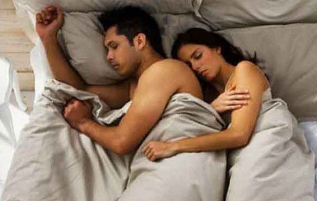 Dormir abrazados en cucharita hace más felices a las parejas