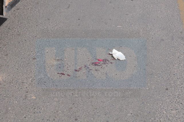 Un ciclista quedó aprisionado entre un camión en doble fila y una camioneta policial