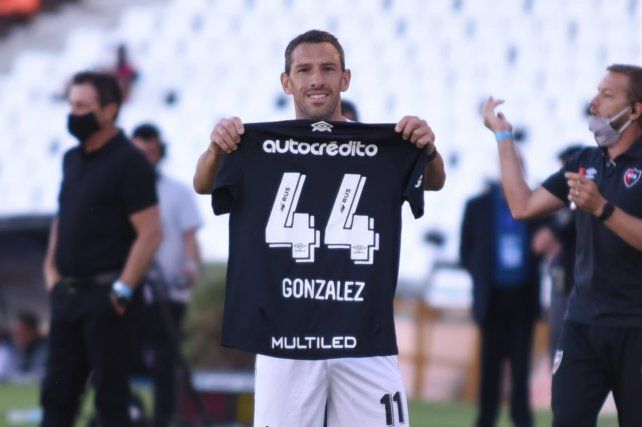 El último gol, dedicado. Ante Godoy Cruz en Mendoza marcó y se lo dedicó a Panchito González, operado de la rodilla.