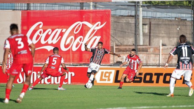 Talleres (RE) sorprendió a Chacarita en su estadio y se llevó tres puntos valiosos.
