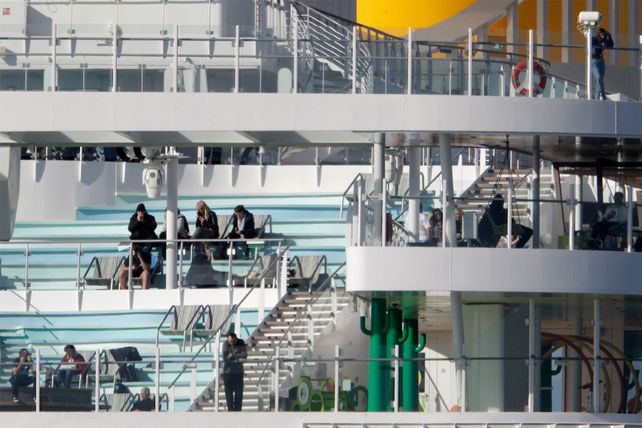 Hay 35 argentinos en el crucero que está varado frente a Roma por sospecha de casos de coronavirus