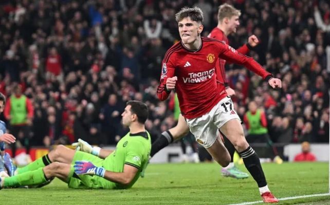 Garnacho festeja uno de los dos goles que convirtió en la victoria de Manchester ante Aston Villa de Dibu Martínez.