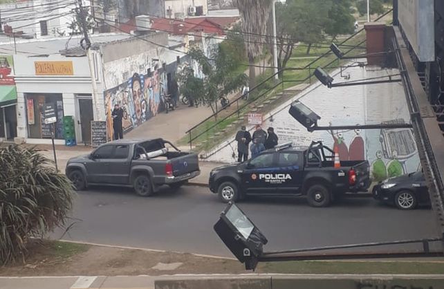 El empresario santafesino pidió auxilio bajo el Puente Negro luego de haber sido baleado en Guadalupe Oeste.