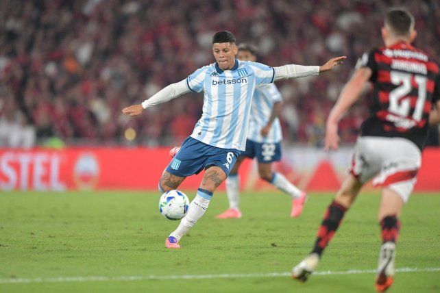 Racing juega de local. Racing juega de local.