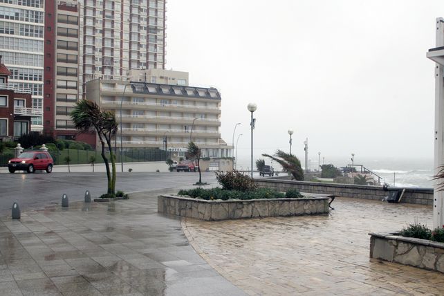 El clima castigó a Mar del Plata y los pronósticos aseguran que continuará el temporal.