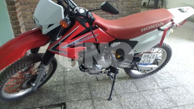 La moto en la que se movilizaba el delincuente y que le fue retenida